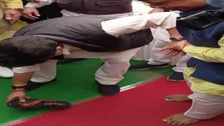 MP के ग्वालियर में सड़क बनने के बाद ऊर्जा मंत्री को केंद्रीय मंत्री सिंधिया ने अपने हाथों से पहनाई चप्पलें