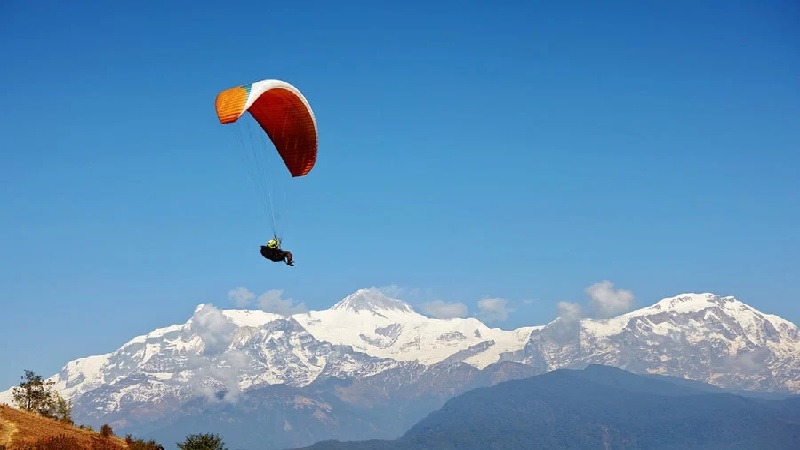 हिमाचल के कुल्लू में पैराग्लाइडिंग उड़ान के दौरान सेफ्टी बेल्ट खुल जाने से टूरिस्ट की मौत