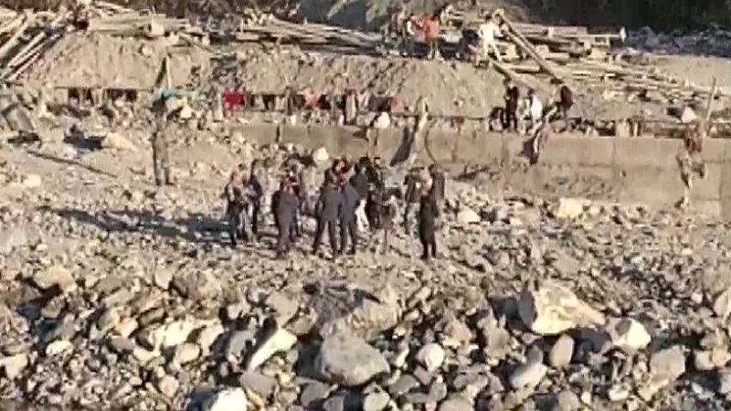 उत्तराखंड के धारचूला में तटबंध निर्माण कर रहे मजदूरों पर नेपाल की ओर से पत्थरबाजी