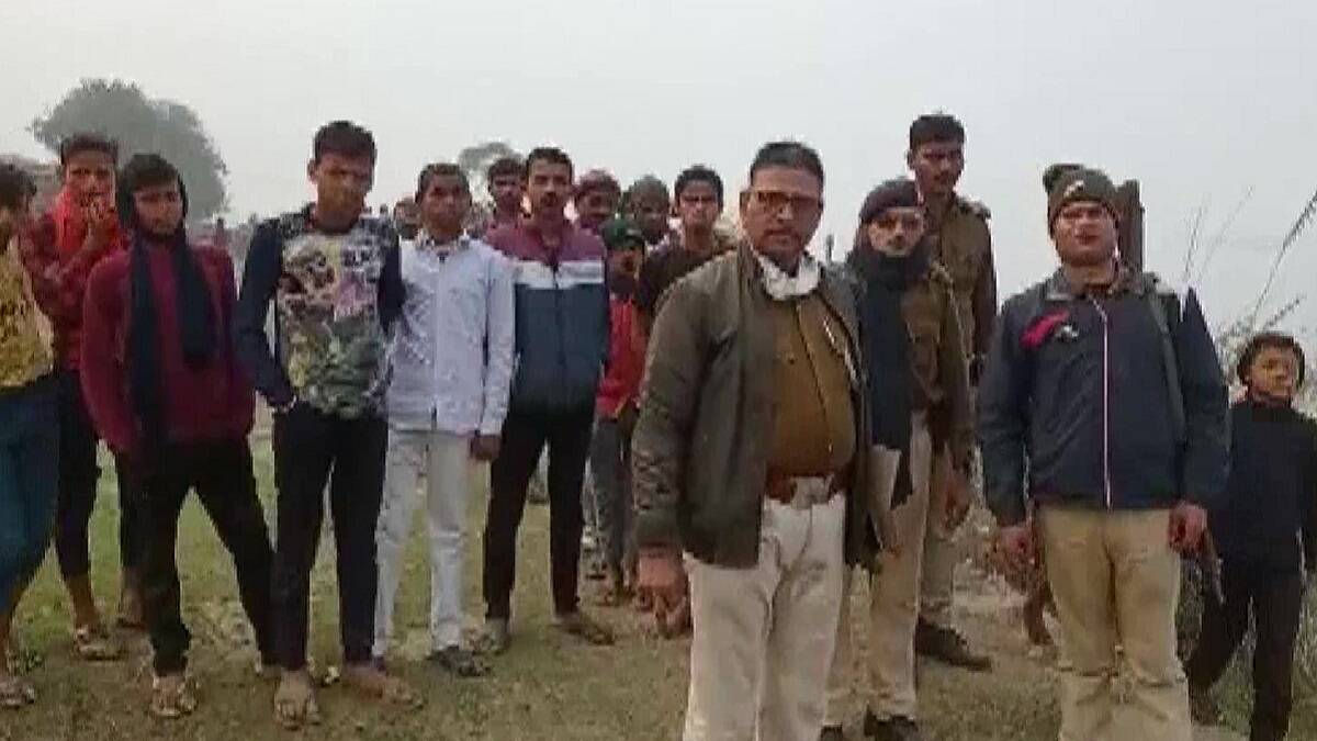 बिहार: पटना के मनेर में हादसा, 14 लोगों को लेकर जा रही नाव गंगा में डूबी, सात लापता