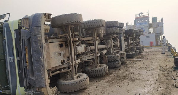 Jharkhand: गंगा नदी में बिगड़ा जहाज का बैलेंस, 7 ट्रक डूबे, ड्राइवर लापता, ट्रक का टायर फटने से हुआ हादसा