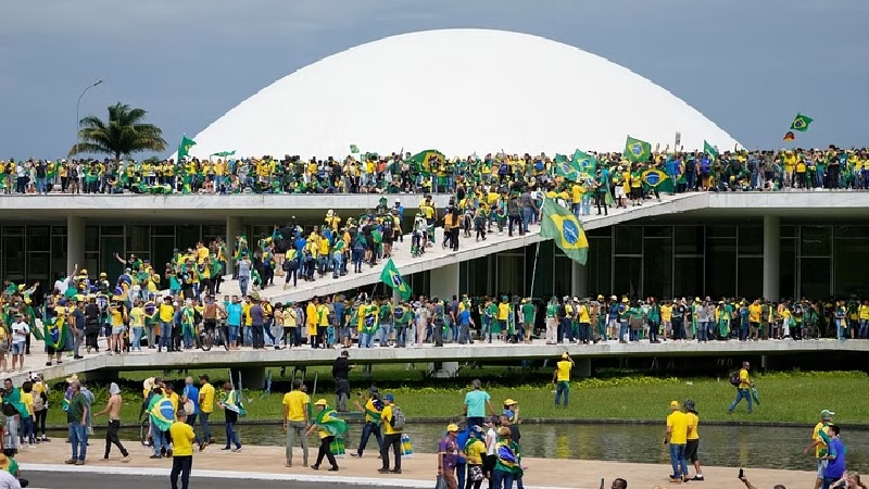 ब्राजील के पूर्व राष्ट्रपति जायर बोल्सोनारो के समर्थकों ने की संसद, राष्ट्रपति भवन और सुप्रीम कोर्ट में तोडफ़ोड़