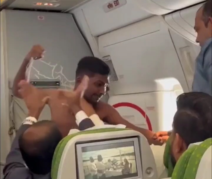 Bangladesh: उड़ती फ्लाइट में यात्रियों में चले घूंसे, बिना शर्ट पहने यात्री ने मारपीट की