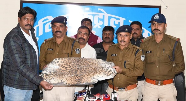जबलपुर में तेंदुए की खाल ले जा रहे तस्करों को पुलिस ने दबोचा, कुत्ते को खिला दिया पंजा-नाखून