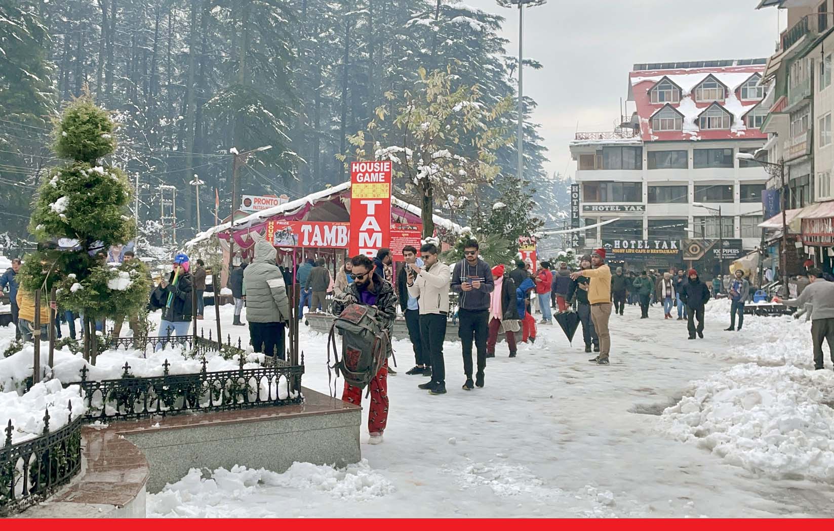हिमाचल: बर्फबारी के बाद मनाली में उमड़े सैलानी, 3 हाईवे समेत 267 सड़कें बंद, जनजीवन अस्त-व्यस्त