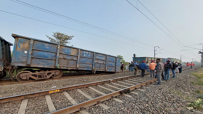 एमपी के बीना-कटनी रेलखंड के दमोह के पास पटरी से उतरे मालगाड़ी तीन डिब्बे, ठप हुआ रेल यातायात