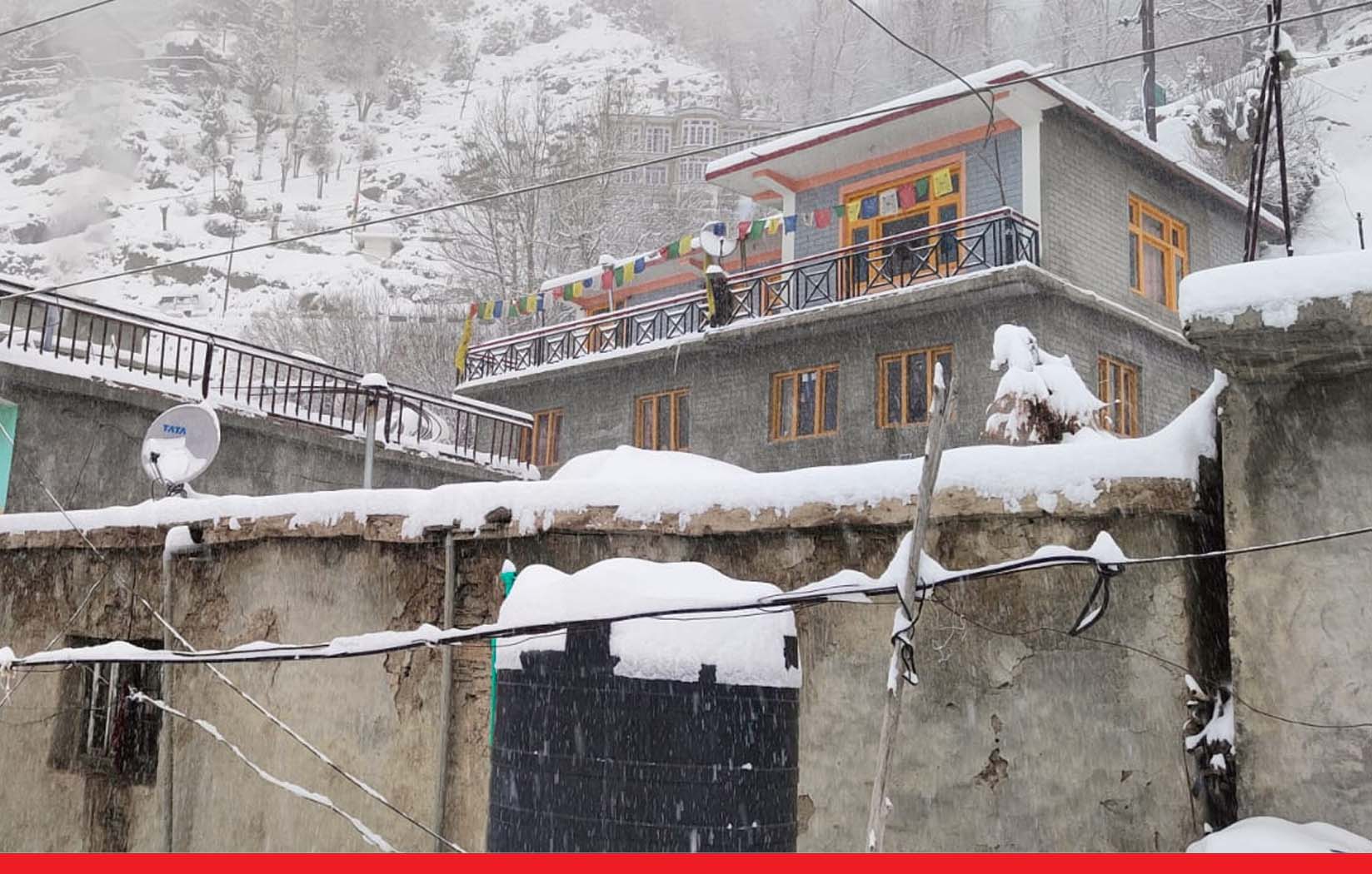 कश्मीर-हिमाचल और उत्तराखंड में जबरदस्त बर्फबारी, लाहौल में 3 फीट स्नोफॉल, चार नेशनल हाईवे बंद