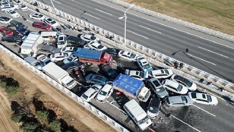 चीन में भीषण सड़क हादसा: एक साथ टकराए 50 वाहन, हादसे में 16 लोगों की मौत
