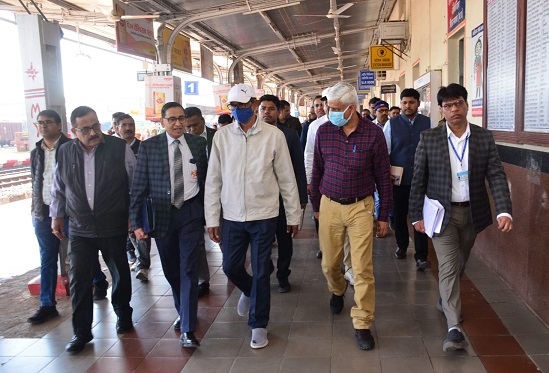 WCR के जीएम ने किया जबलपुर-मानिकपुर रेलखण्ड का निरीक्षण, यात्री सुविधाओं का लिया जायजा