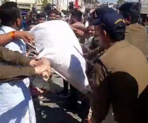 जबलपुर में एनएसयूआई ने विकास की निकाली शवयात्रा: पुलिस से झड़प, हंगामा, कई कार्यकर्ता गिरफ्तार