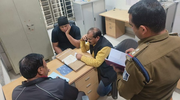 फर्जी लोकायुक्त अधिकारियों की टीम हाईकोर्ट लिखी कार से बैंक प्रबंधक के घर पहुंची, समझौते के लिए मांगे रुपए, पकड़े गए