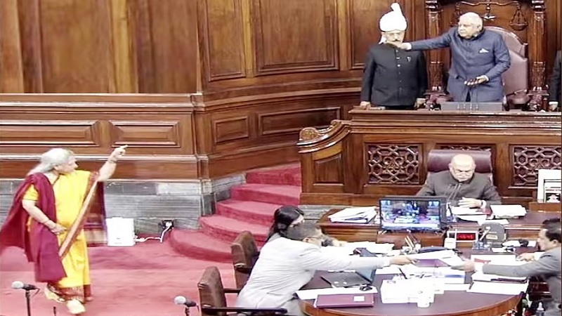 जया बच्चन ने संसद में उपराष्ट्रपति को दिखाई उंगली, लोगों को पसंद नहीं आया सपा सांसद का बर्ताव