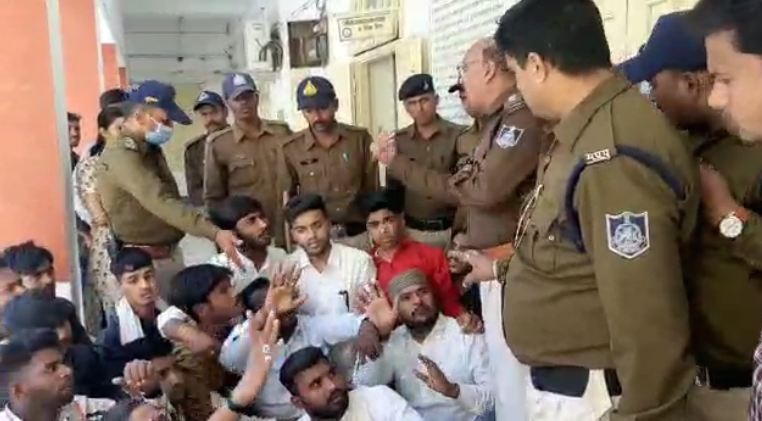 Jabalpur: रानी दुर्गावती यूनिवर्सिटी में एनएसयूआई के पदाधिकारियों की पुलिस से झड़प, धक्का-मुक्की, कुलपति की इस्तीफे की कर रहे थे मांग