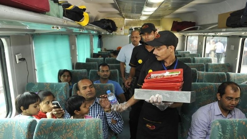 रेलयात्रियों को झटका: आईआरसीटीसी ने बढ़ाये ट्रेनों में मिलने वाली खाद्य सामग्री के दाम