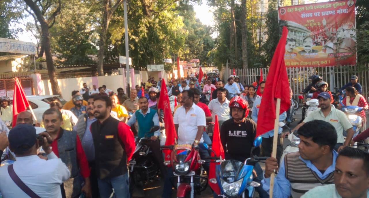 Jabalpur: डबलूसीआरईयू के नेतृत्व में रेलकर्मियों ने निकाली रैली, ओपीएस गो बैक के नारों से गूंजी रेलकालोनियां, ऑफिस