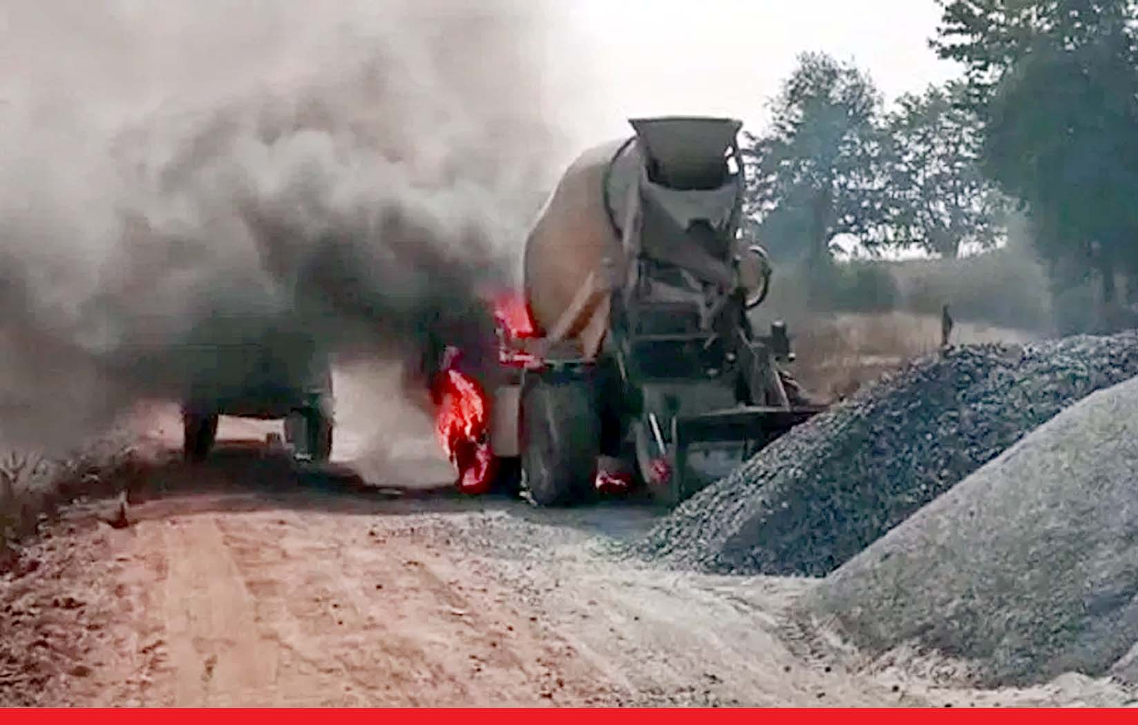 झारखंड: लातेहार में सड़क निर्माण में लगे वाहनों को नक्सलियों ने किया आग के हवाले