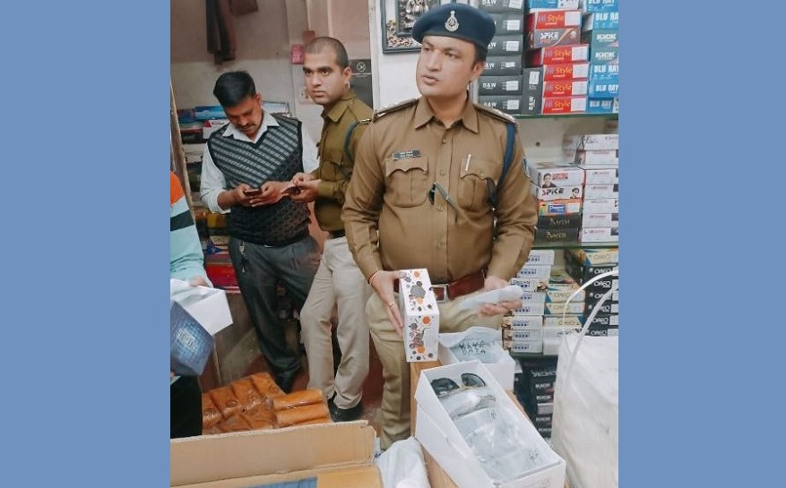 जबलपुर के बड़ी ओमती क्षेत्र में राज आप्टीकल्स में बिक रहे थे नकली रैबेन के चश्मे, पुलिस की दबिश में खुलासा..!