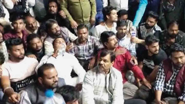 MP: जबलपुर से कांग्रेस MLA पुलिस से बोले- मुझे गोली मारो, थाने पर दिया धरना, कार्यकर्ता को छोडऩे के बाद माने