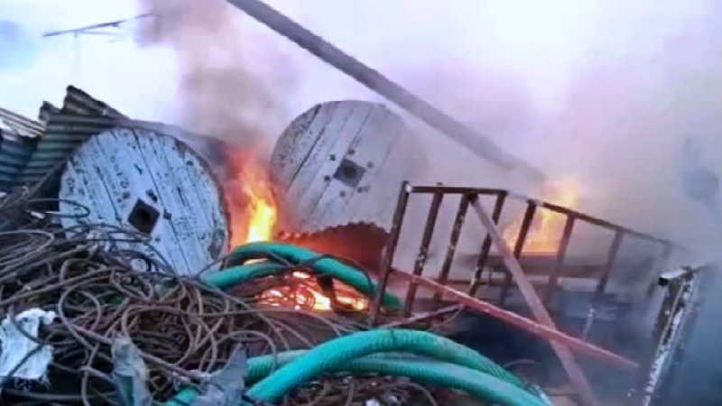 बिहार के हाजीपुर में पुल निर्माण कंपनी के बेस कैंप में गैस सिलेंडर फटने से लगी भीषण आग, हुआ करोड़ों का नुकसान