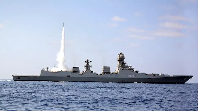 नौसेना ने INS विशाखापत्तनम से किया सतह से हवा में मार करने वाली मिसाइल का सफल परीक्षण