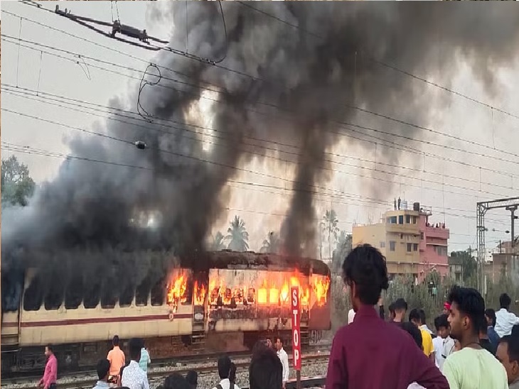 Jharkhand: ट्रेन के तीन कोच में लगी आग, एक घंटे रेल लाइन रही बाधित, जांच शुरू