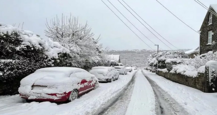 ब्रिटेन में बर्फीले तूफान का कहर, ट्रेनें रद्द, स्कूलों को किया गया बंद, कई राजमार्ग पर जाम