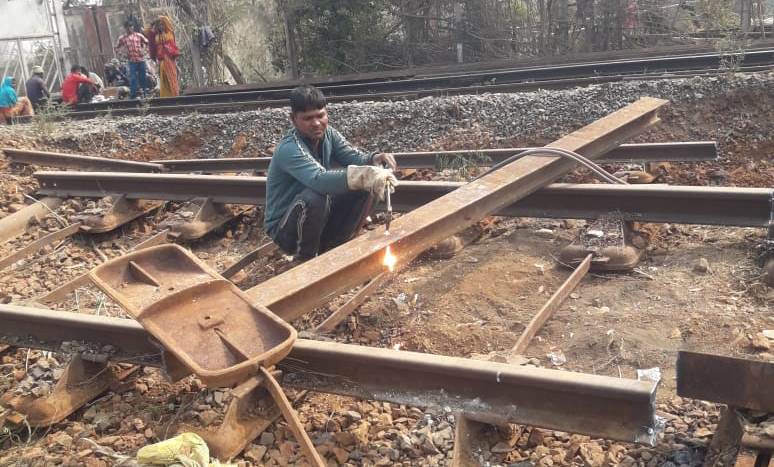 Jabalpur: पुरानी रेल लाइन खुर्द-बुर्द करने का मामला, अपने को बचाने अधिकारी जुटे, गवाहों को धमकाया जा रहा