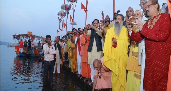 जबलपुर में लक्ष्यभेदी फाउंडेशन का आयोजन: नर्मदा तट पर सूरज की पहली किरण को हजारों श्रद्धालुओं ने अर्घ्य देकर किया नववर्ष का भव्य स्वागत