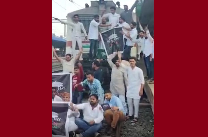 एमपी में कांग्रेसजनों में भड़का आक्रोश, भोपाल में ट्रेन रोकी, जबलपुर, इंदौर, ग्वालियर में पुतला फूंका