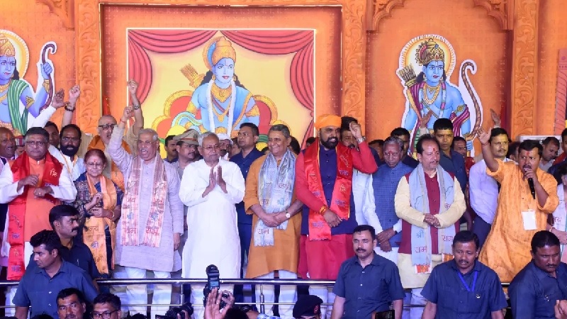 भाजपा नेताओं के साथ एक मंच पर नजर आए सीएम नीतीश कुमार, बढ़ी सियासी सरगर्मी