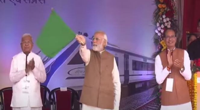 MP की पहली वंदे भारत एक्सप्रेस को PM मोदी ने दिखाई हरी झंडी, चल पड़ी अपने सफर पर