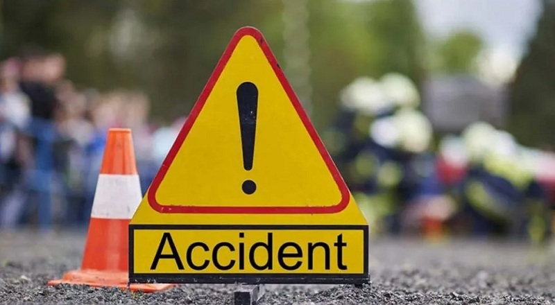 UP Road Accident : ट्रक से टकराई तेज रफ्तार स्विफ्ट डिजायर कार, एक ही परिवार के 6 लोगों की गई जान