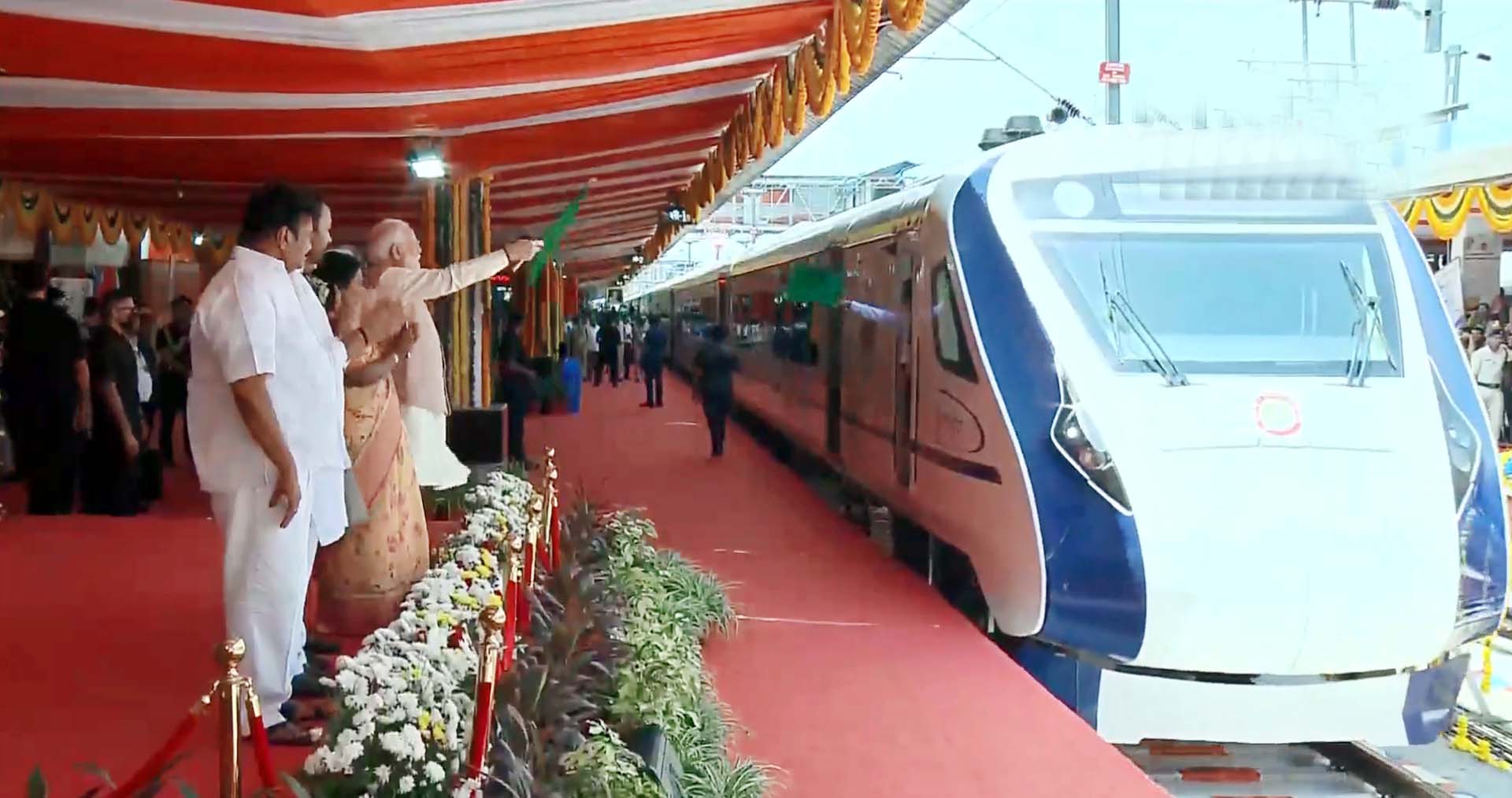 हैदराबाद पहुंचे पीएम मोदी: वंदे भारत ट्रेन को दिखाई हरी झंडी, सीएम केसीआर ने बनाई दूरी
