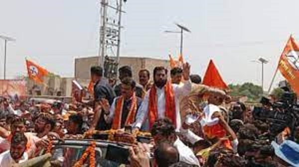 महाराष्ट्र के CM शिंदे और डिप्टी सीएम फडणवीस कैबिनेट के साथ पहुंचे अयोध्या, हुआ भव्य स्वागत
