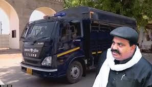 माफिया अतीक अहमद को गुजरात से प्रयागराज लेकर यूपी पुलिस रवाना, डॉन बोला- इनकी नीयत सही नहीं