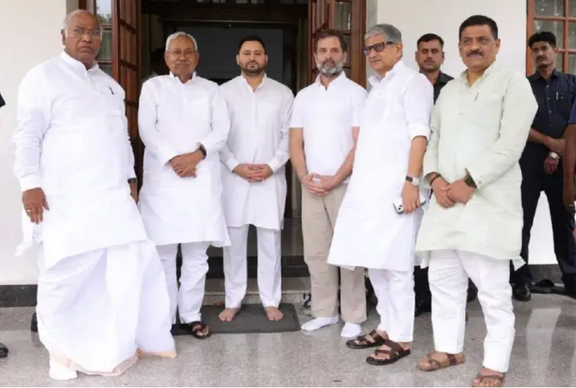दिल्ली में नीतीश और तेजस्वी ने खडग़े से की मुलाकात, राहुल गांधी भी रहे मौजूद, विपक्ष को एकजुट करने की तैयारी