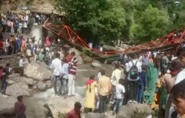जम्मू-कश्मीर के उधमपुर में बड़ा हादसा, अचानक टूटा पुल, 50 से ज्यादा लोग घायल, कई गंभीर
