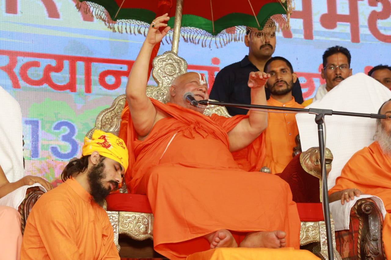 जबलपुर में तुलसीपीठाधीश्वर जगद्गुरु स्वामी रामभद्राचार्य जी ने कहा- समरसता वचन से नही मन से होती है
