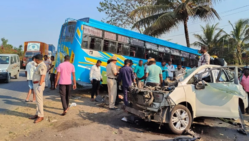 कर्नाटक के तुमकुर एनएच 48 पर हुई बस और कार की भीषण टक्कर, हादसे में 4 की मौत