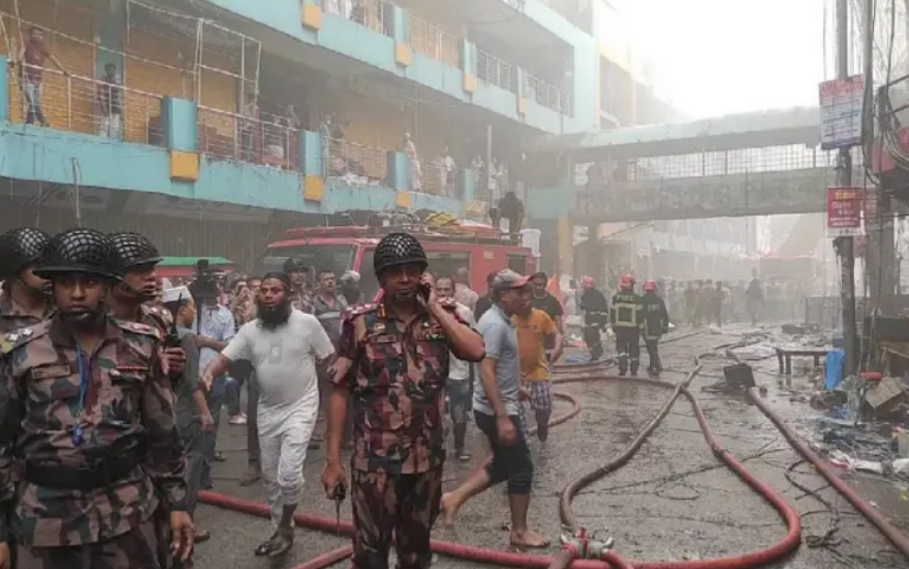 Bangladesh: ढाका के शॉपिंग सेंटर में लगी भीषण आग, काबू पाने में जुटी फायर ब्रिगेड और सेना