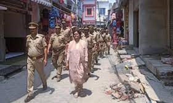 UP: कानपुर में धीरेंद्र शास्त्री का कथा कार्यक्रम रद्द, उत्तराखंड तक हाई अलर्ट पर पुलिस, फ्लैग मार्च चल रहा