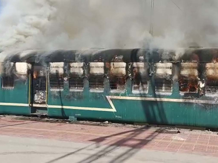 Gujarat: इस रेलवे स्टेशन पर खड़ी पैसेंजर ट्रेन में लगी आग, 3 डिब्बे जलकर हुए स्वाहा