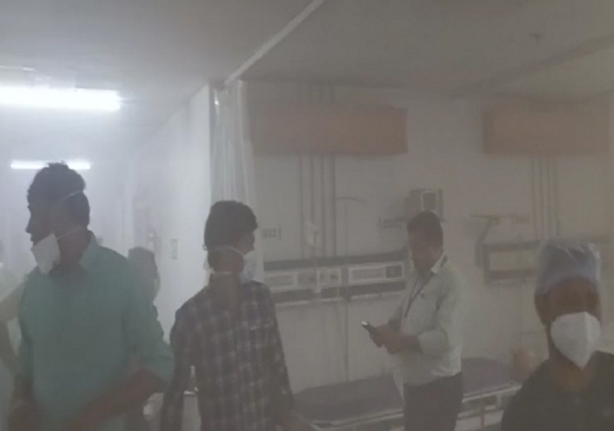 CG: बिलासपुर के अपोलो अस्पताल के आईसीयू में लगी आग, मरीजों को दूसरे वार्ड में किया जा रहा शिफ्ट, अफरातफरी मची