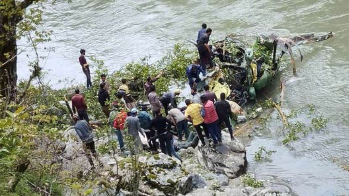 जम्मू-कश्मीर के किश्तवाड़ में सेना का हेलीकॉप्टर क्रैश होकर चिनाब नदी में डूबा, तीन लोग थे सवार