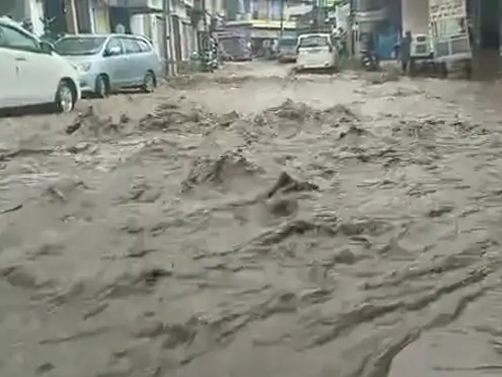 गुजरात : सौराष्ट्र में लगातार तीसरे दिन जोरदार बरसात, कच्छ जिले में बारिश से सड़कें डूबीं, उफान पर आईं कई नदियां