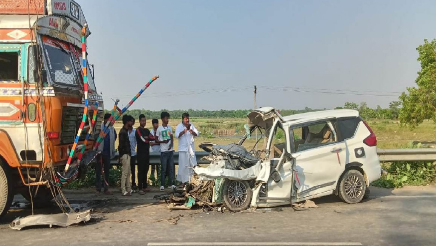 Bihar: एनएच-28 पर भीषण सड़क हादसा, ओवरटेक कर रही कार ट्रक से भिड़ी, एक ही परिवार के 5 लोगों की मौत