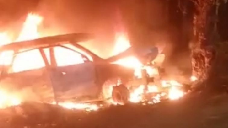 Jabalpur: पेड़ से टकराते ही कार में लगी भीषण आग