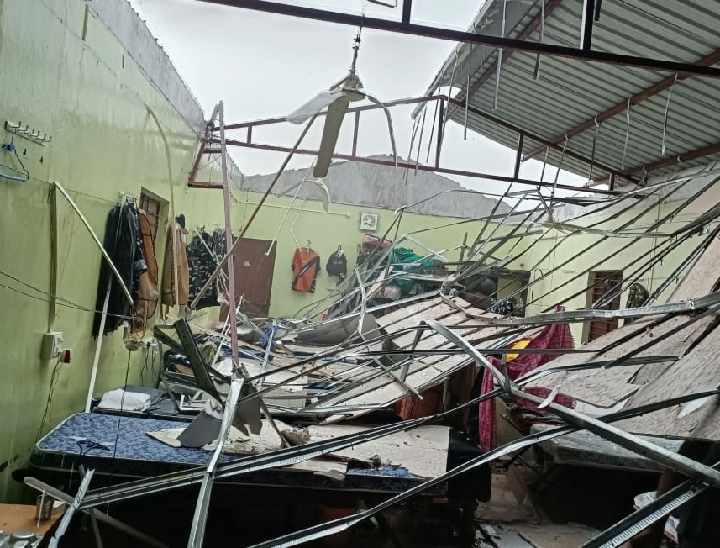 CG News: सीआरपीएफ कैंप में बैरक की छत टूटी, 11 जवान घायल, कैंप में भरा पानी
