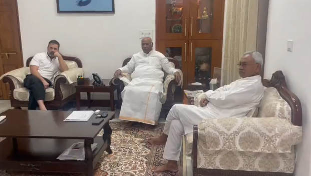दिल्ली में कांग्रेस अध्यक्ष मल्लिकार्जुन खरगे से मिले बिहार के सीएम नीतीश कुमार, राहुल गांधी भी बैठक में मौजूद