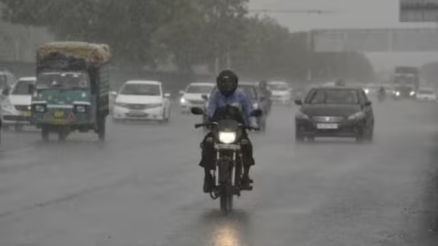 IMD Alert: दिल्ली-यूपी समेत कई राज्यों में तेज बारिश के साथ पड़ेंगे ओले